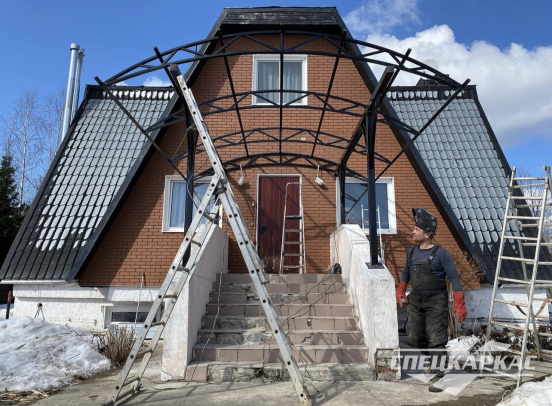 Навес из поликарбоната над входом в дом №46 - фото 2